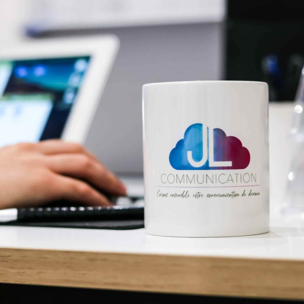 Mug JL Communication dans les bureaux de l'agence